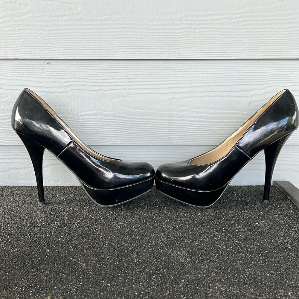 Black pumps